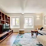 Casa de Férias Comfortable Town House In Quiet Area By Lovelystay