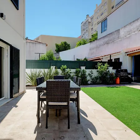 Casa de Férias Comfortable Town House In Quiet Area By Lovelystay