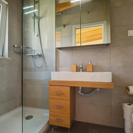 בית נופש Comfortable Town House In Quiet Area By Lovelystay