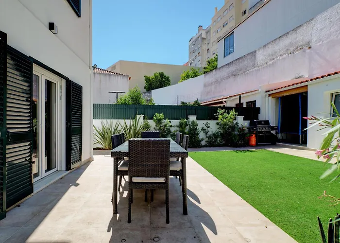 Дом отдыха Comfortable Town House In Quiet Area By Lovelystay