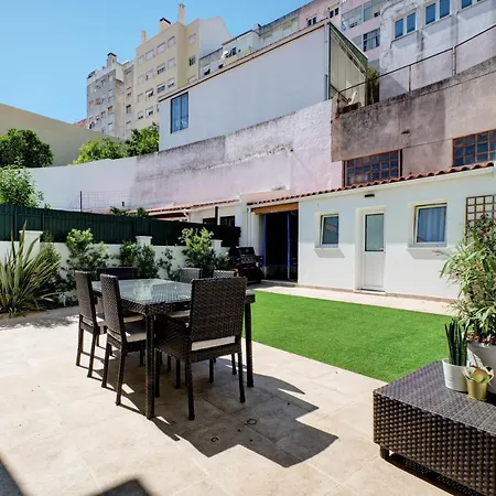 別荘 Comfortable Town House In Quiet Area By Lovelystay *